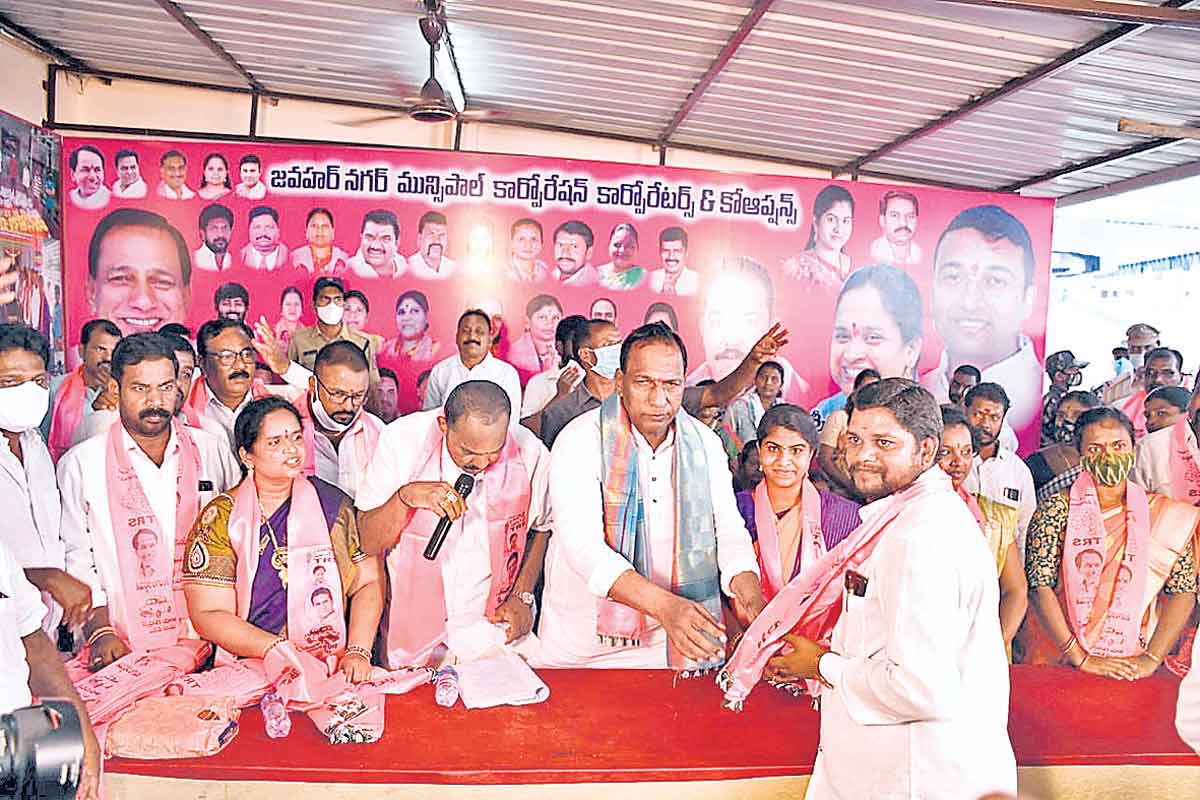 కాంగ్రెస్‌ నుంచి టీఆర్‌ఎస్‌లోకి..