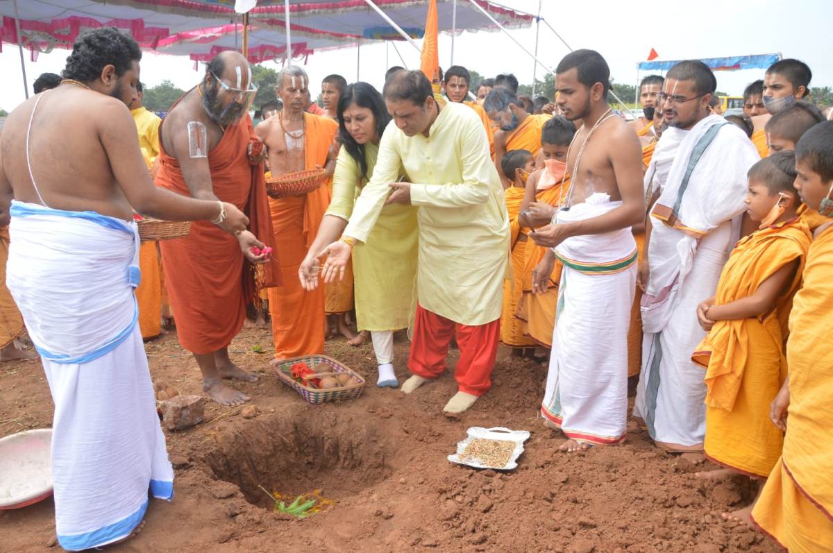 Hyderabad | గోశాల నిర్మాణానికి భూమి పూజ చేసిన అహోబిల జీయర్‌స్వామి
