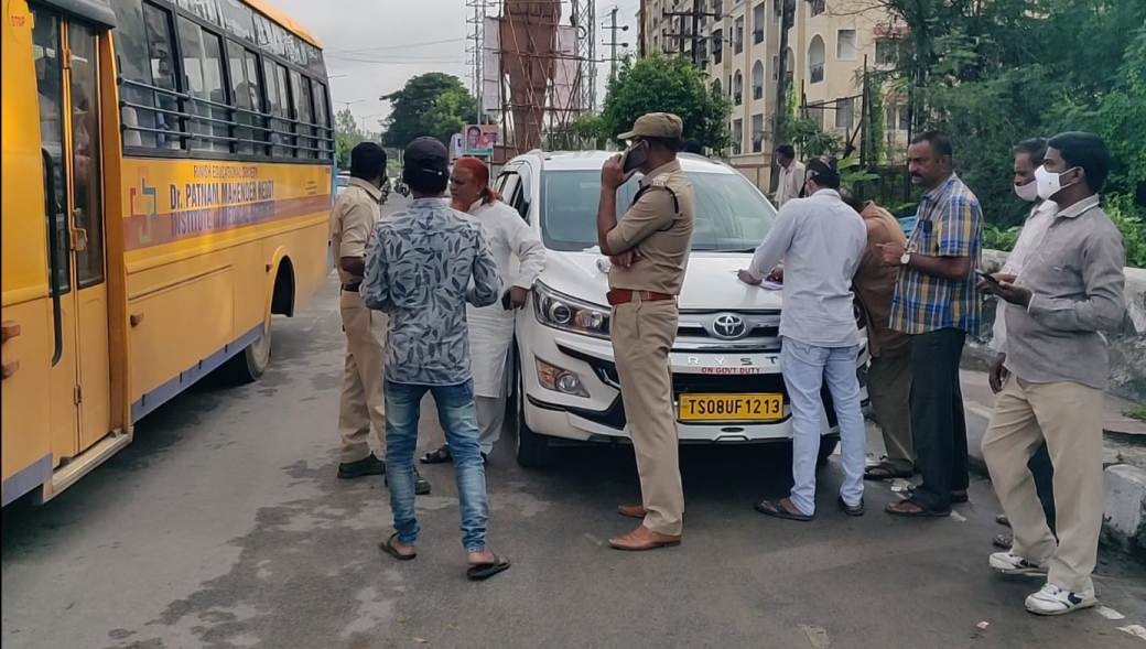 School buses | నిబంధనలకు విరుద్ధంగా నడుపుతున్న బస్సుల సీజ్‌