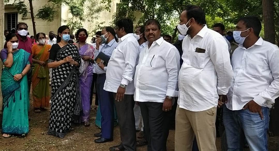 schools reopen | భౌతిక దూరాన్ని పాటిస్తూ చ‌దువు చెప్పండి : మంత్రి సబితాఇంద్రారెడ్డి