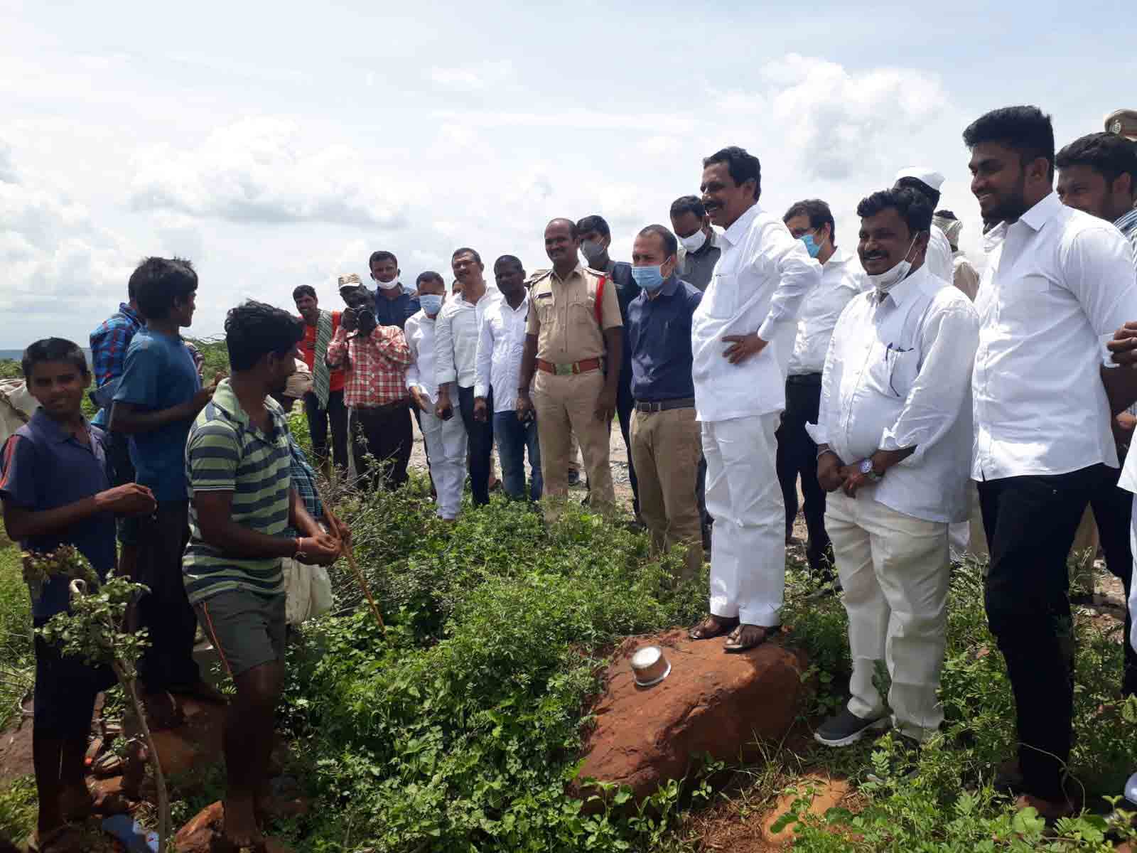 Chandampeta: రైతులకు న్యాయం చేస్తాం.. కలెక్టర్ పాటిల్, ఎమ్మెల్యే రవీంద్ర కుమార్