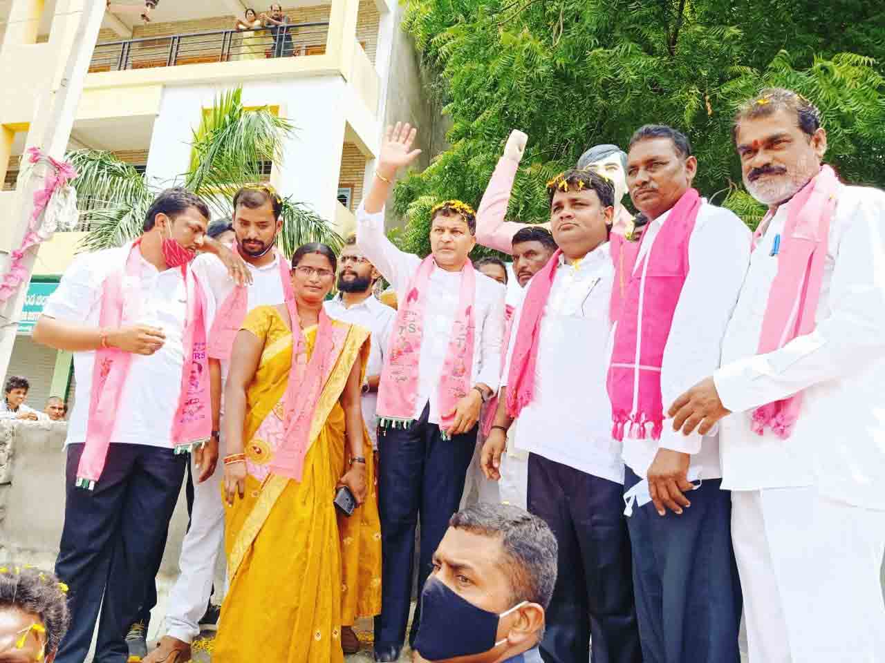 పార్టీ కోసం కష్టపడి పనిచేయాలి: ఎమ్మెల్యే శానంపూడి