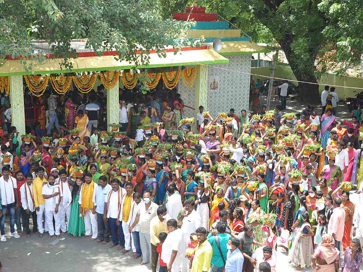 సూర్యాపేట: వైభవంగా ఇంద్రవెల్లి ముత్యాలమ్మ బోనాలు