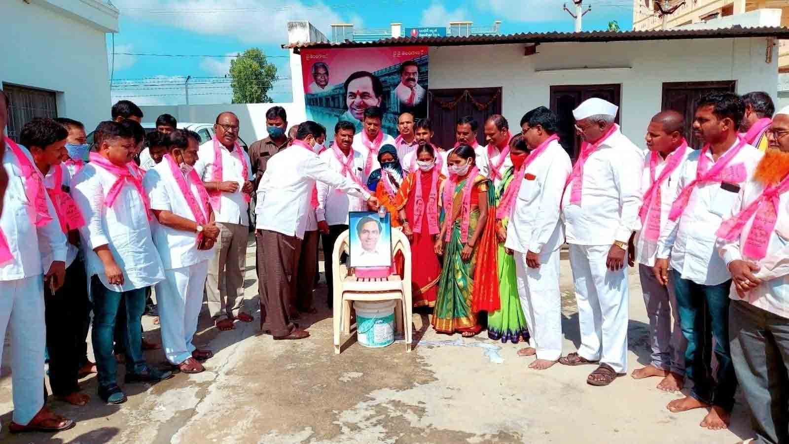 Makthal: సీఎం కేసీఆర్ చిత్రపటానికి క్షీరాభిషేకం