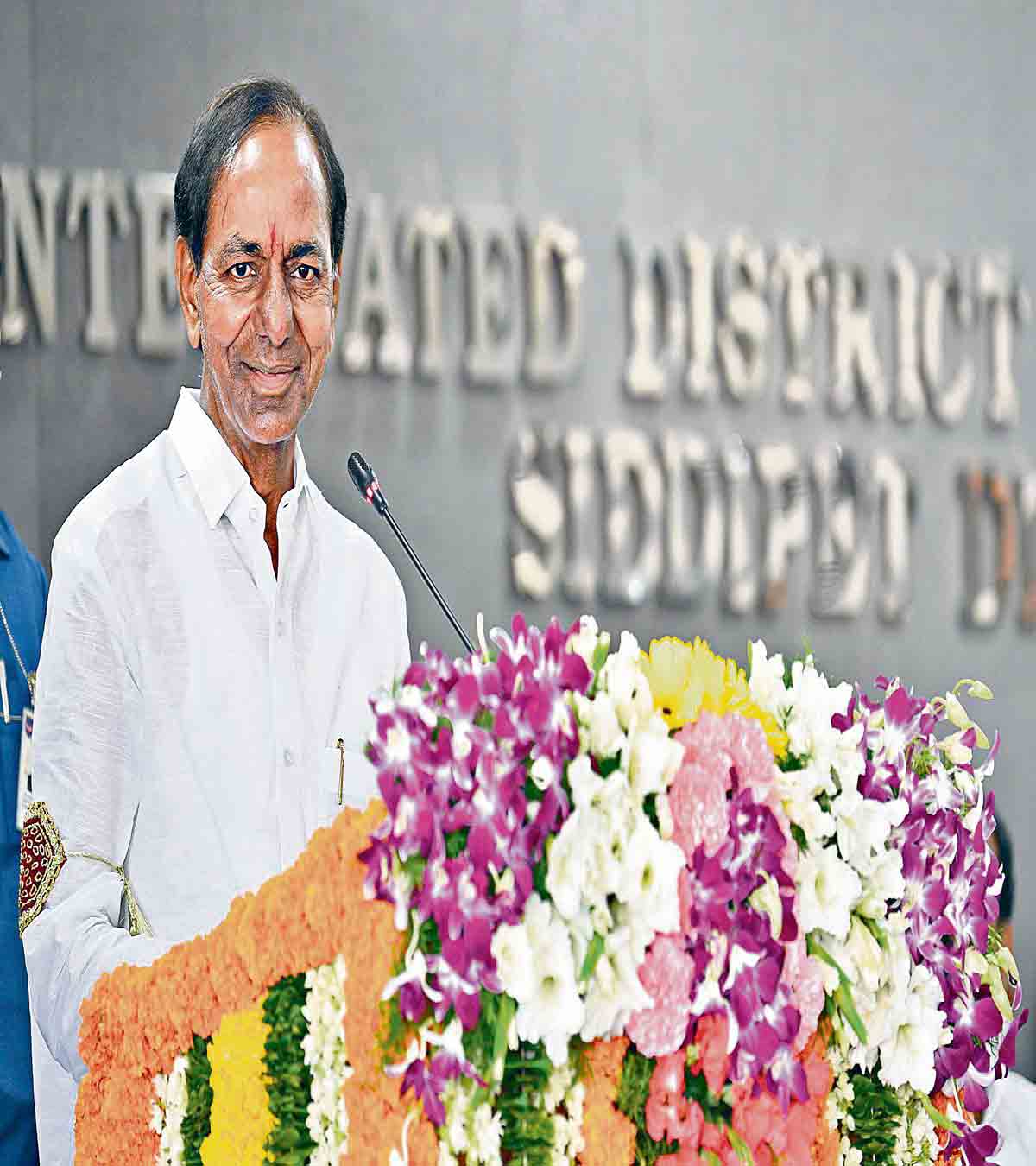 బతుకులు మార్చ.. దళిత బంధువొచ్చె..