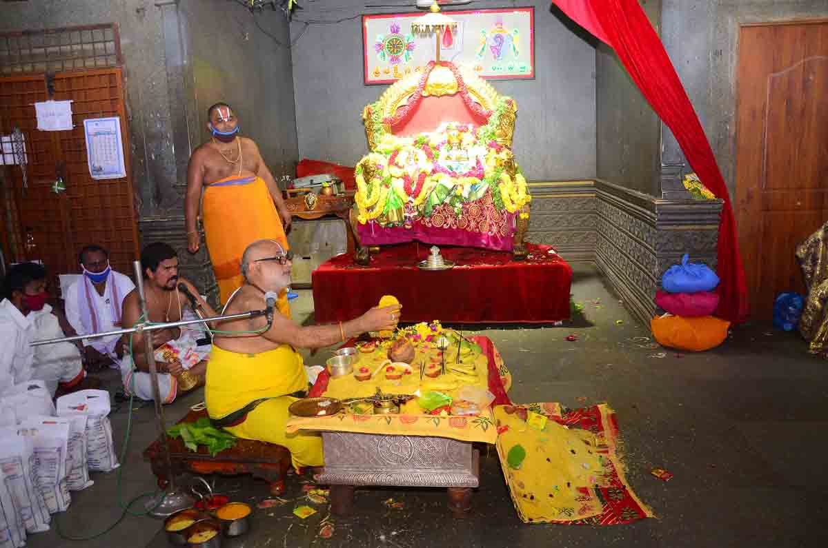 యాదాద్రిలో భక్తుల రద్దీ