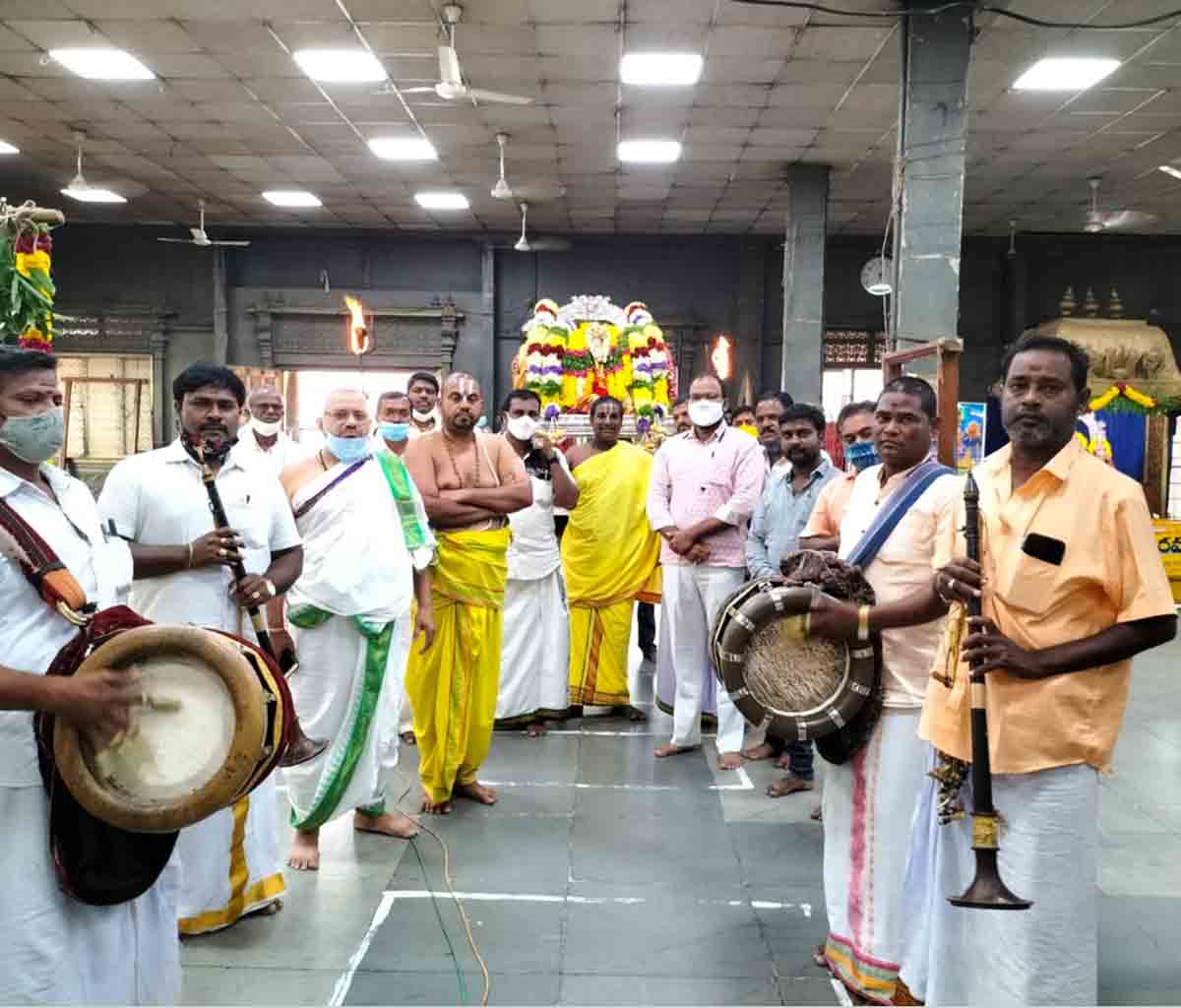 ఆండాళ్‌ అమ్మవారికి ఊంజల్‌ సేవ