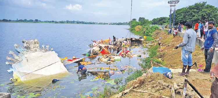 ఇగ ఇంటికాడనే నిలవెడుదాం!