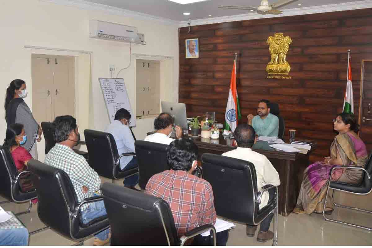 వ్యాక్సినేషన్‌ లక్ష్యాలకు ప్రజాప్రతినిధుల సహకారం తీసుకోవాలి