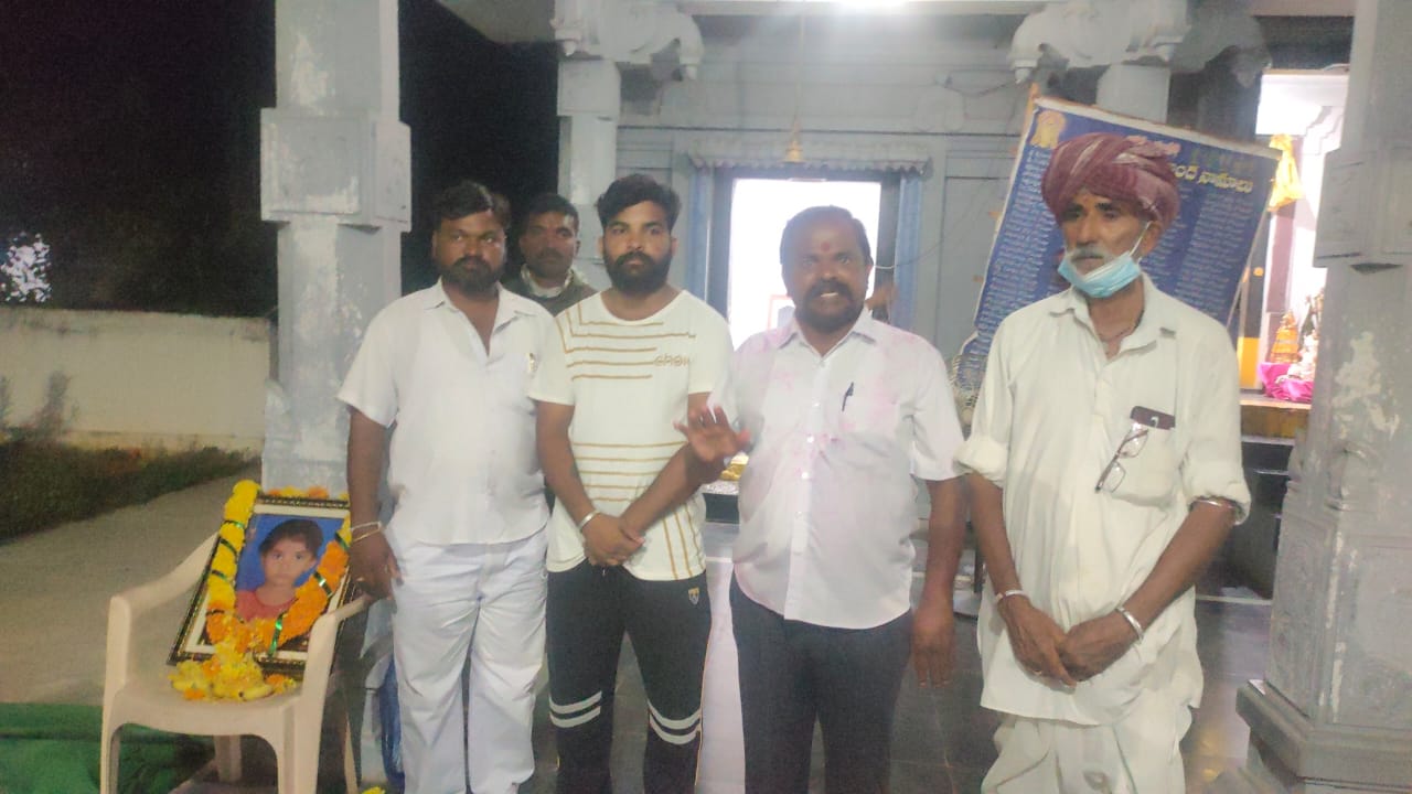 Nagarjuna Sagar: కృష్ణా నదిలో చిన్నారి చైత్ర అస్థికలను కలిపిన తల్లిదండ్రులు