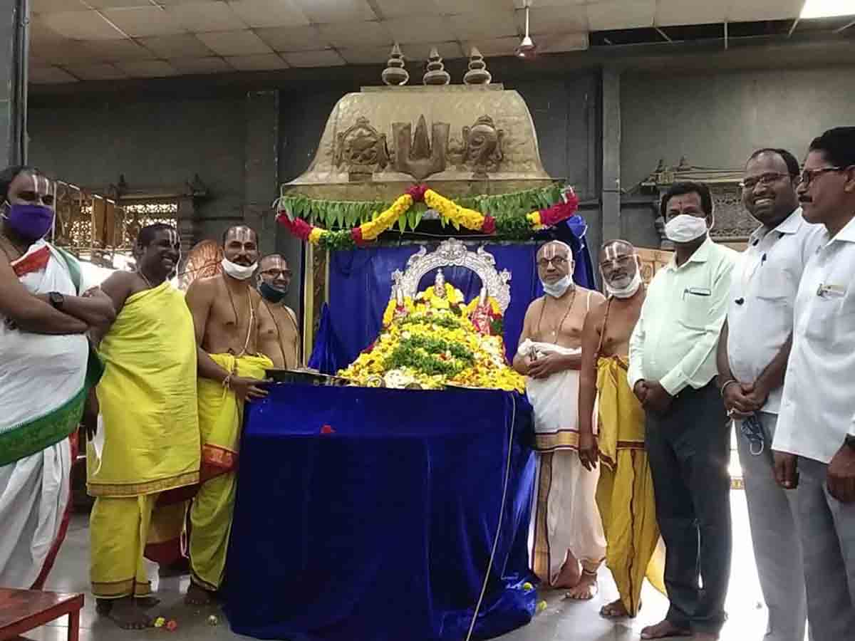 లక్ష్మీనృసింహుడికి లక్ష పుష్పార్చన