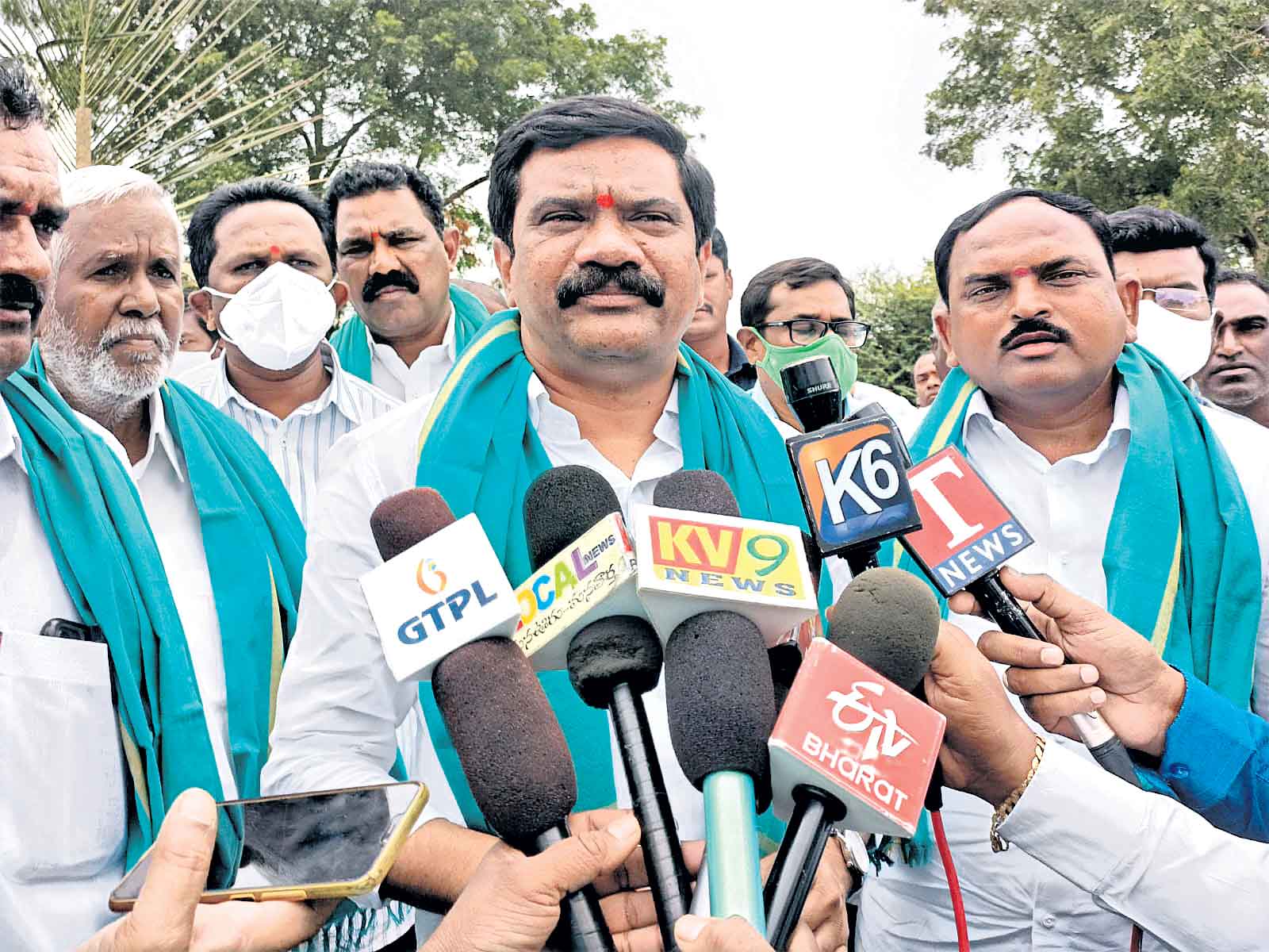 ఇండ్లు చూపిస్తావా.. రాజీనామా చేస్తావా?