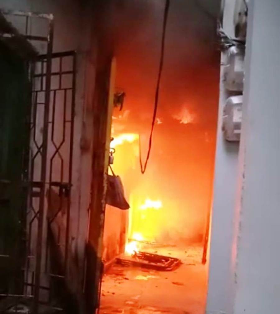 short circuit | షార్ట్‌స‌ర్క్యూట్ తో జరి కాటన్‌ గోడౌన్‌లో మంటలు