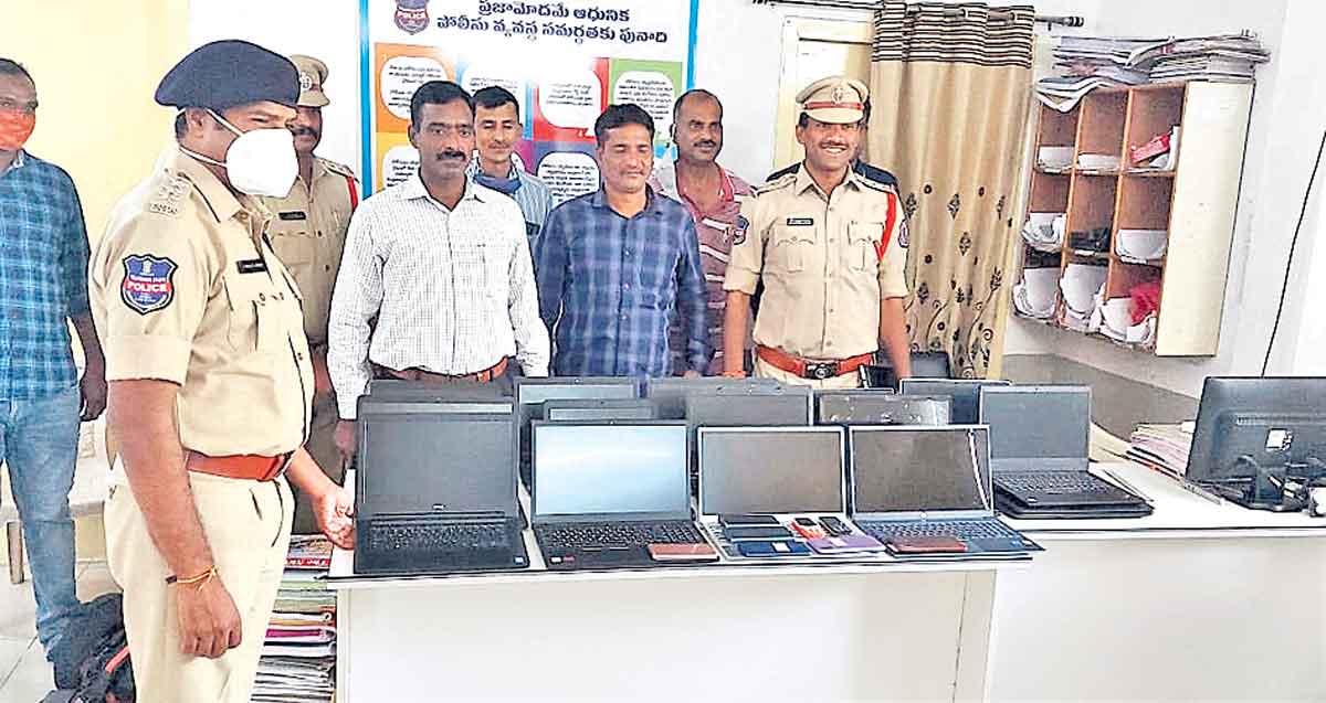 కటకటాల్లోకి దొంగ వైద్యుడు