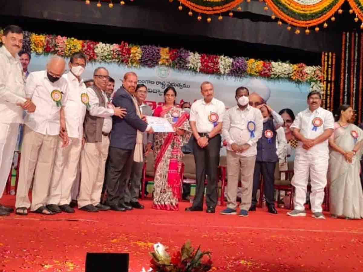 రాష్ట్ర ఉత్తమ ఉపాధ్యాయులకు అవార్డులు