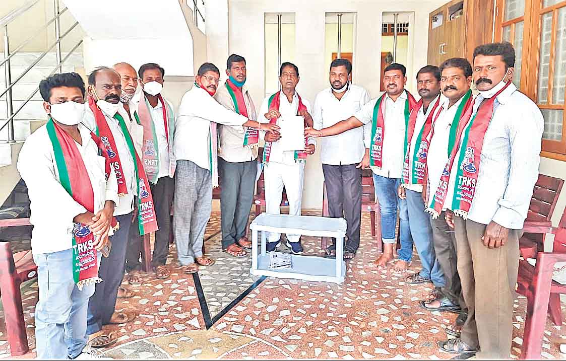 టీఆర్‌ఎస్‌కు కుమ్మరి సంఘం మద్దతు