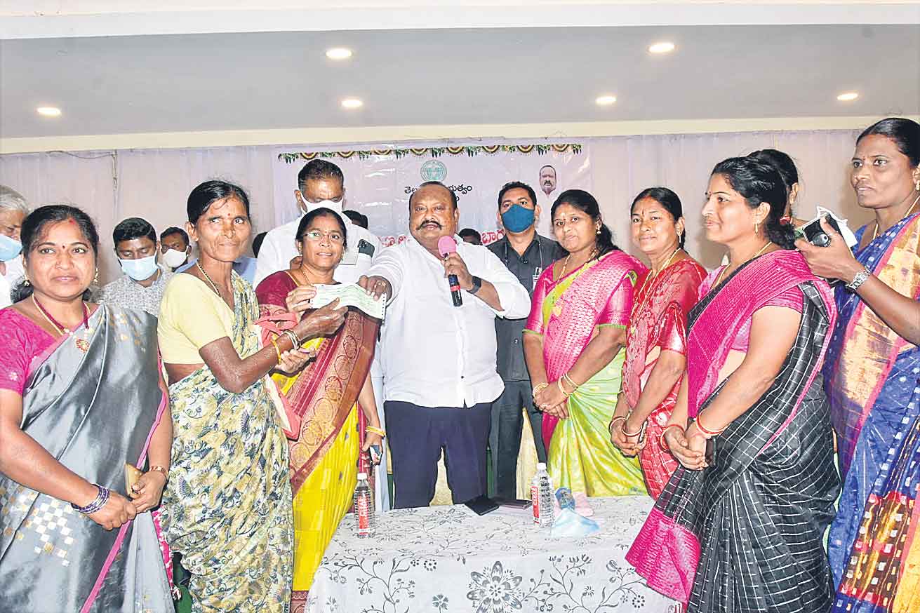 కేసీఆర్‌ సర్కార్‌ను ఆశీర్వదించాలి