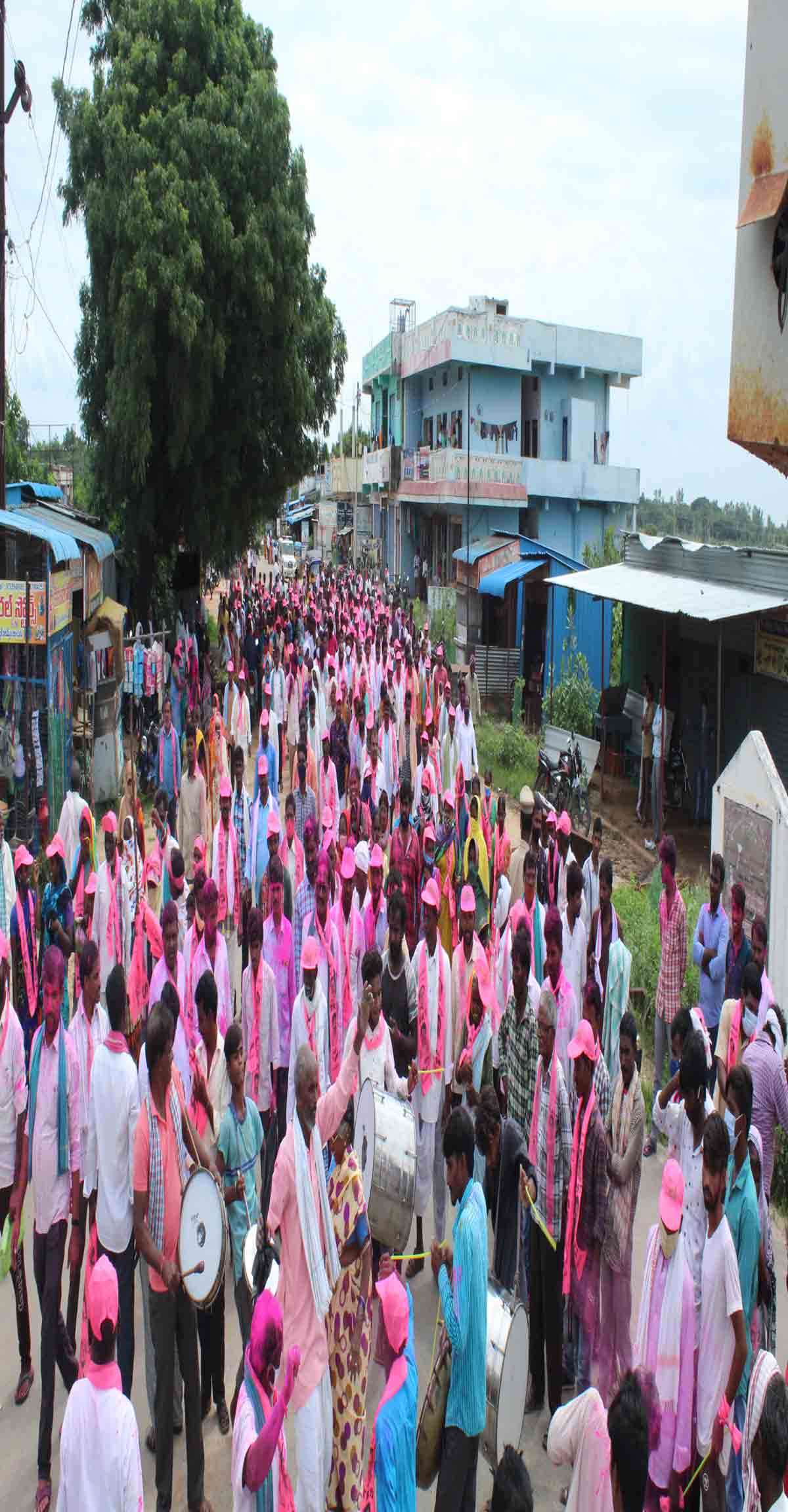 దళిత బంధువొచ్చింది!