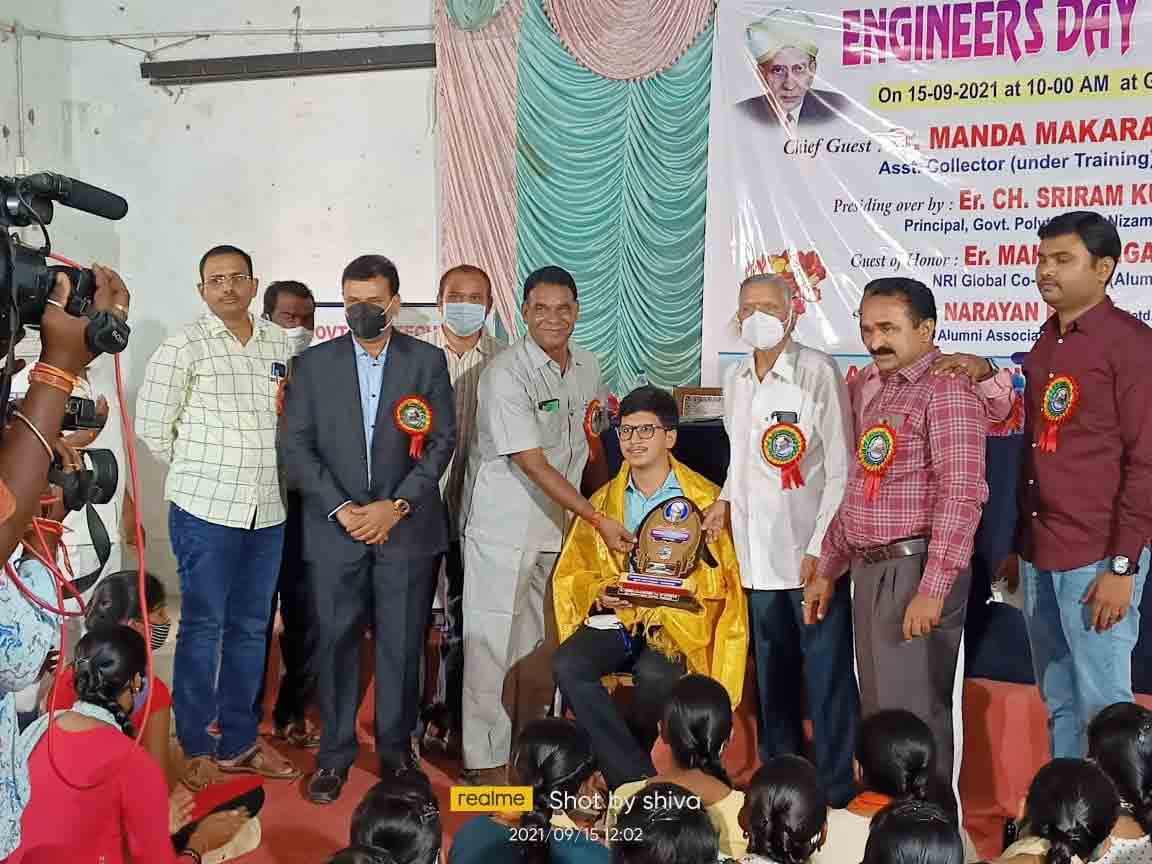 విశ్వేశ్వరయ్యను ఆదర్శంగా తీసుకోవాలి