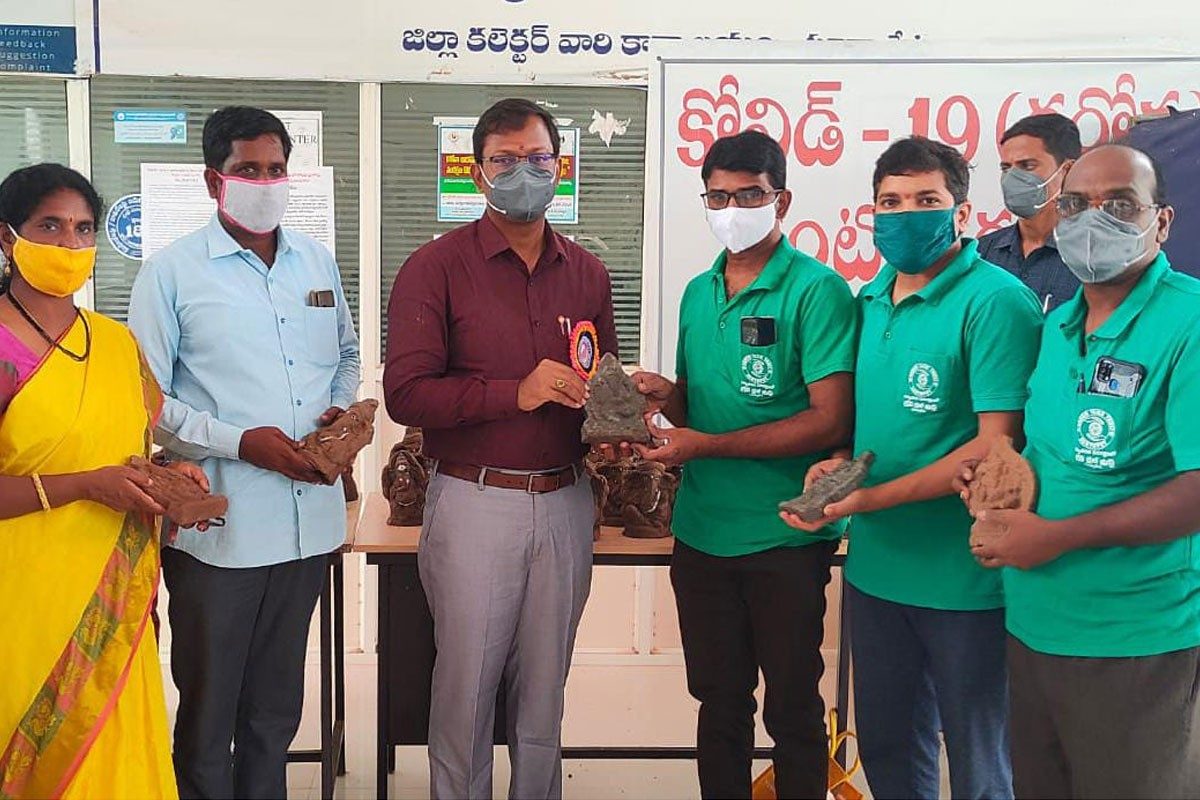 మట్టి విగ్రహాలకు ప్రాధాన్యమివ్వాలి