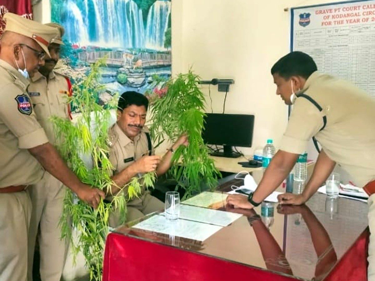 Bomraspet : పోలీసు స్టేషన్‌ను సందర్శించిన ఎస్పీ నారాయణ