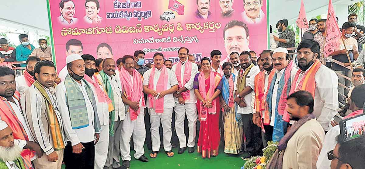 విశ్వనగరంలో.. బస్తీలు భాగమే