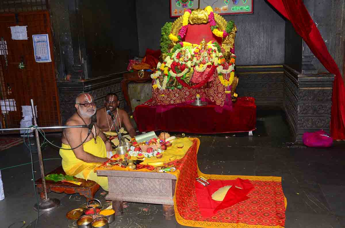 యాదాద్రీశుడికి నిత్యార్చనలు