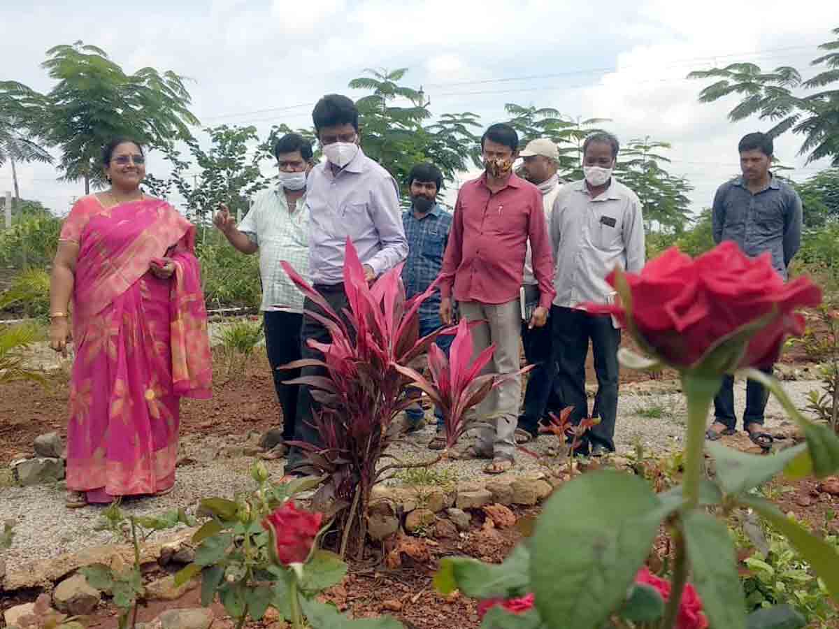 Rangareddy : పల్లెప్రకృతి పనులు త్వరగా పూర్తి చేయాలి.. అదనపు కలెక్టర్‌ చంద్రయ్య