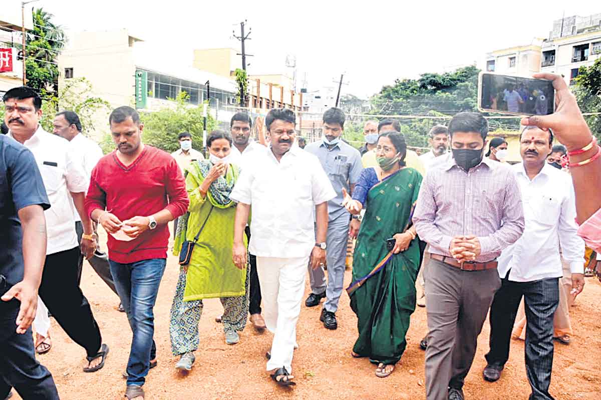 దాతల సాయం.. బడికి భాగ్యం