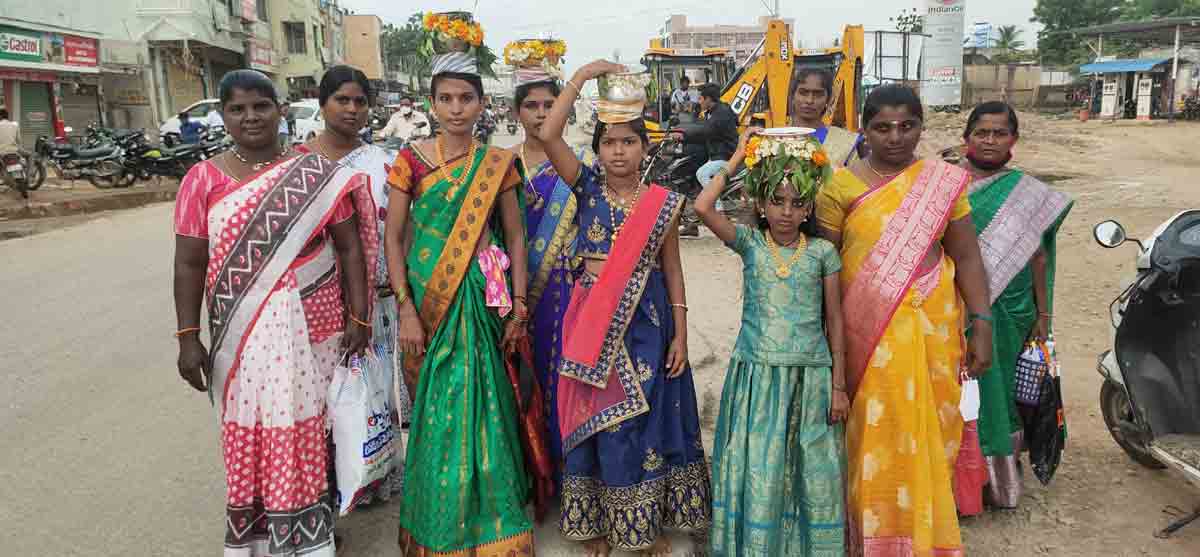 వైభవంగా ముత్యాలమ్మ జాతర ప్రారంభం