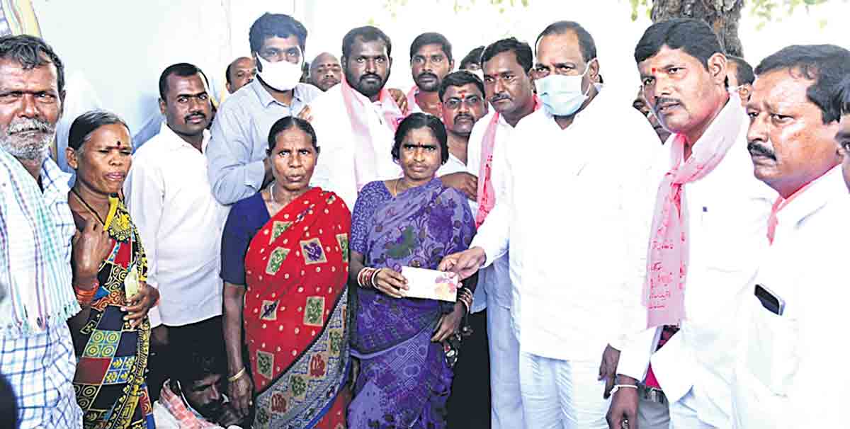 కార్యకర్తలకు బాసటగా ఉంటాం