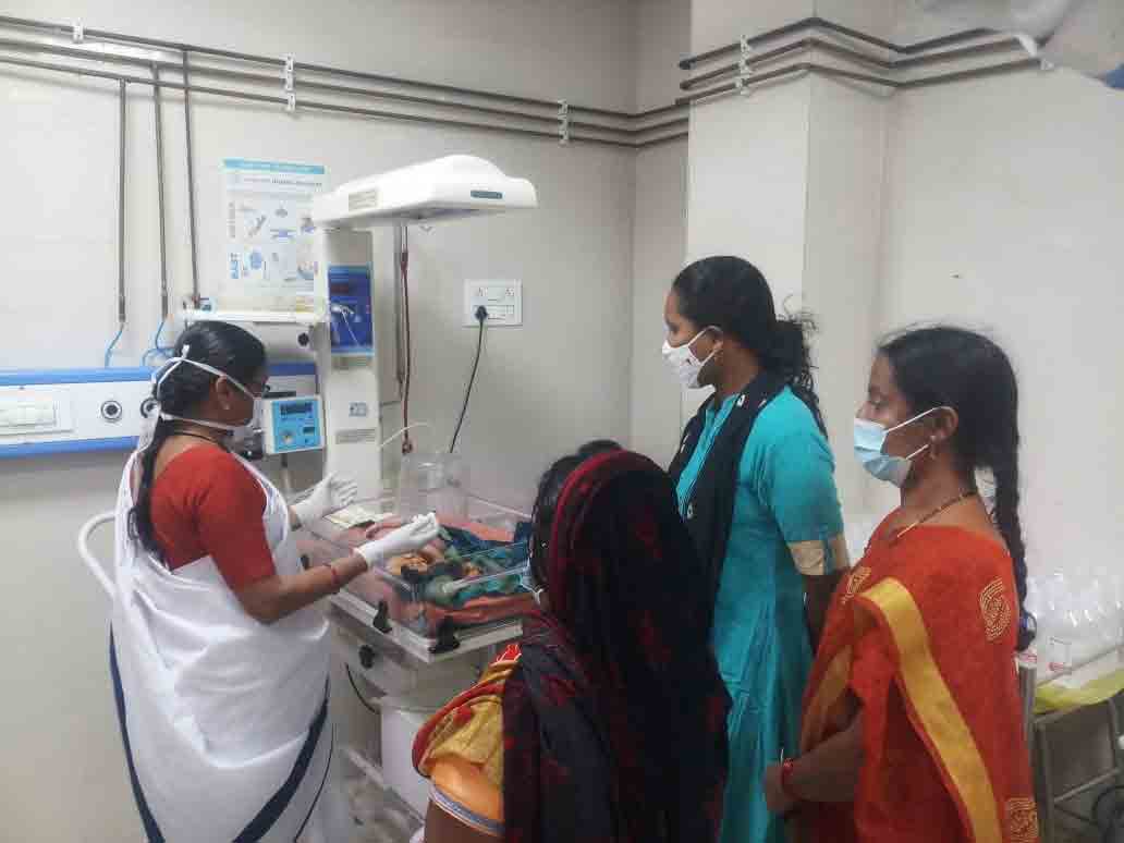 బిడ్డకు జన్మనిచ్చి.. బావిలో దూకి..