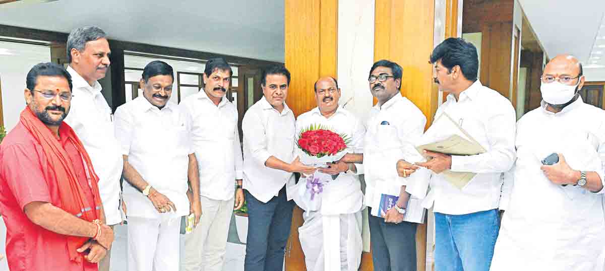 అనుభవానికి పట్టం..!