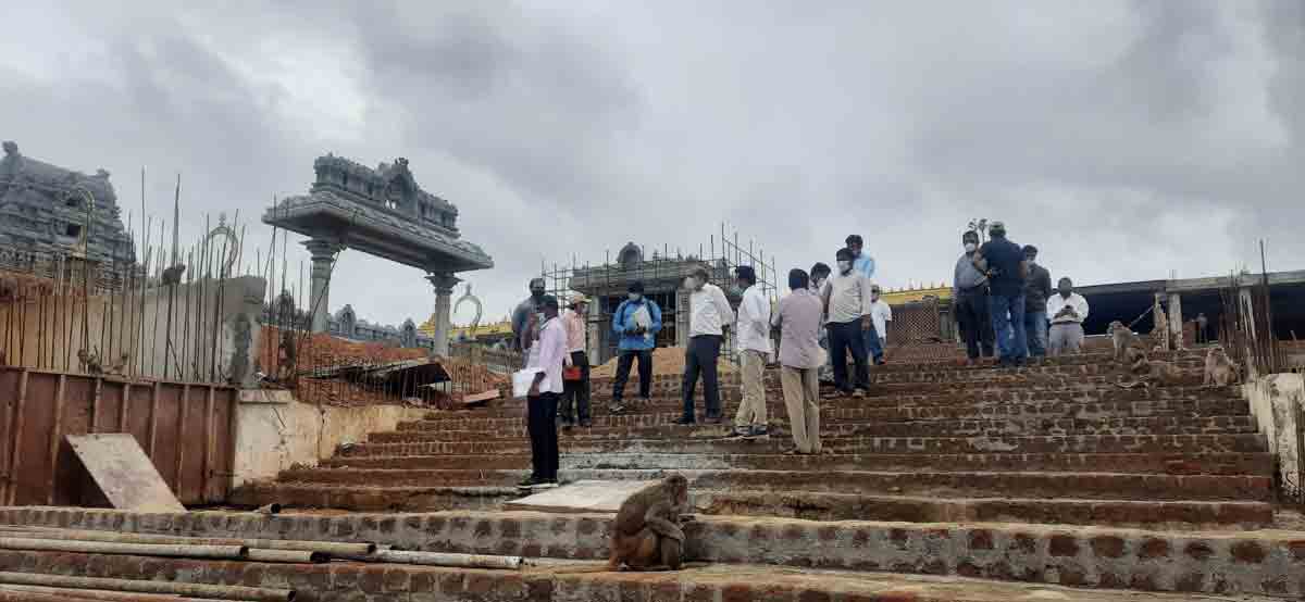 యాదాద్రి నిర్మాణాల్లో వేగం పెంచండి