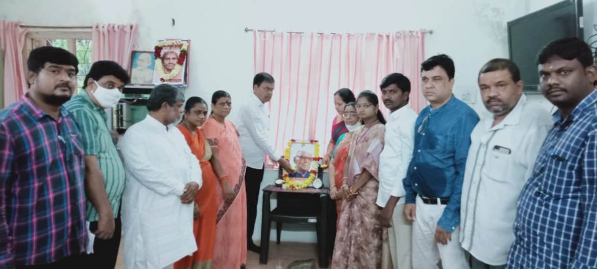 Konda laxman bapuji | ఆచార్య కొండా లక్ష్మణ్‌ జీవిత చరిత్ర అందరికీ స్ఫూర్తిదాయకం : ఎమ్మెల్యే కాలేరు వెంకటేశ్‌