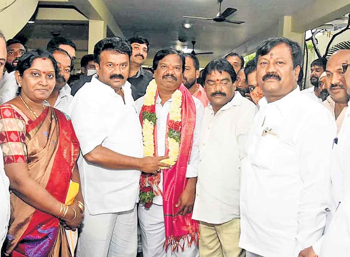 ప్రజలకు అందుబాటులో ఉండాలి