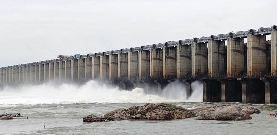 జూరాలకు స్థిరంగా వరద