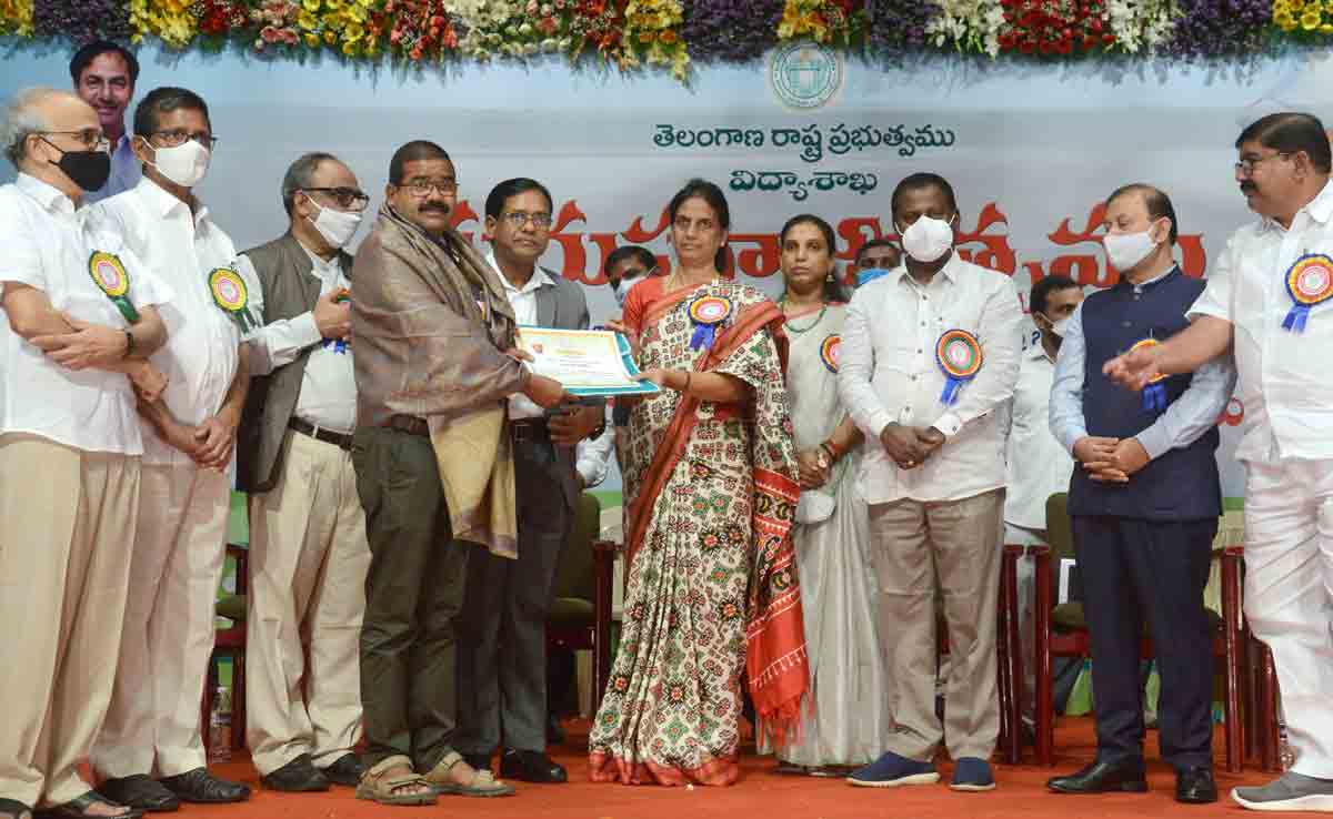 ఉత్తమ గురువులకు పురస్కారం