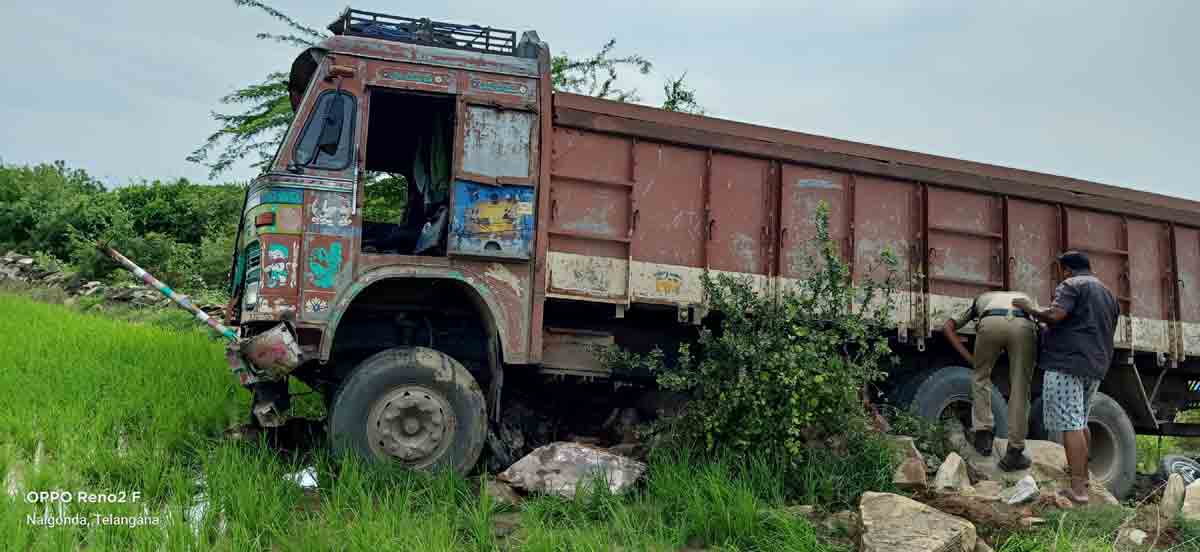 రోడ్డు ప్రమాదాల్లో ఐదుగురు దుర్మరణం