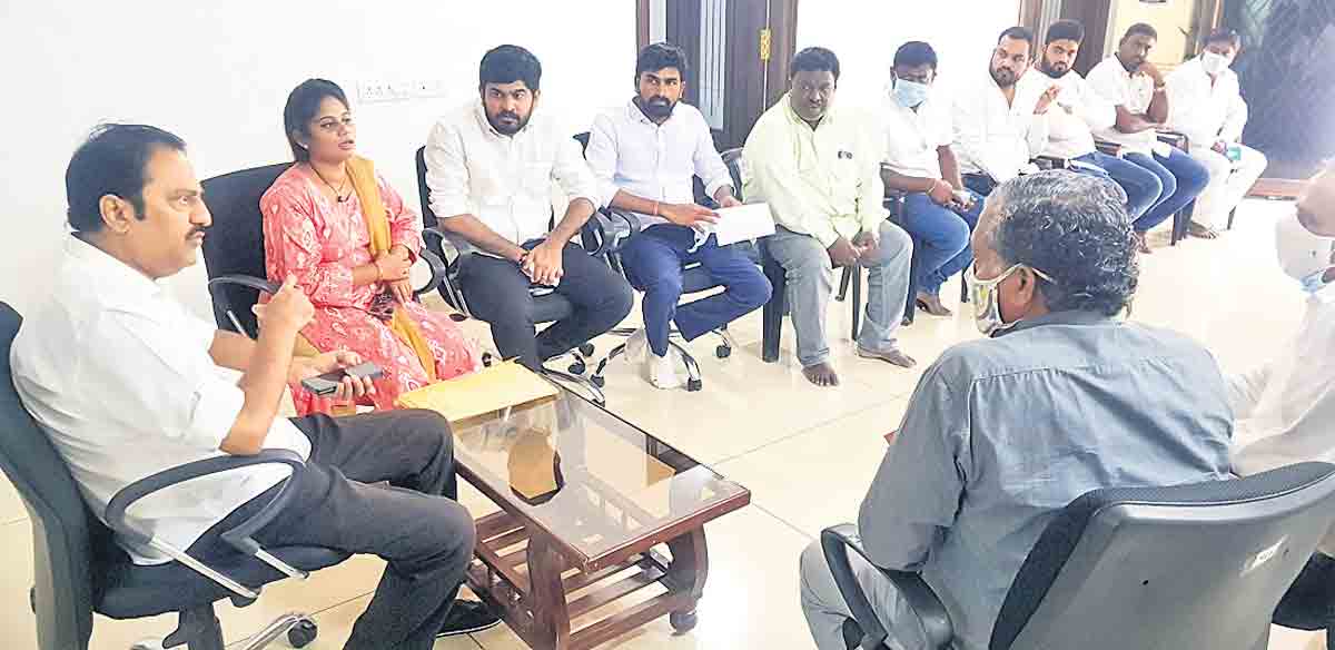 అభివృద్ధి పనుల్లో వేగం పెంచాలి