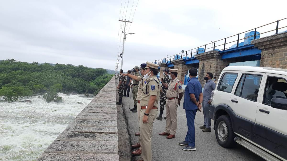 Hyderabad | జంట జలాశయాల గేట్ల ఎత్తివేత, ప్ర‌జ‌ల‌ను అప్ర‌మ‌త్తం చేసిన అధికారులు