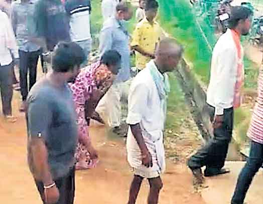 మట్టి కొట్టుకపోతవ్‌.. ఈటలపై దుమ్మెత్తిపోసిన ప్రవీణ్‌ తల్లి