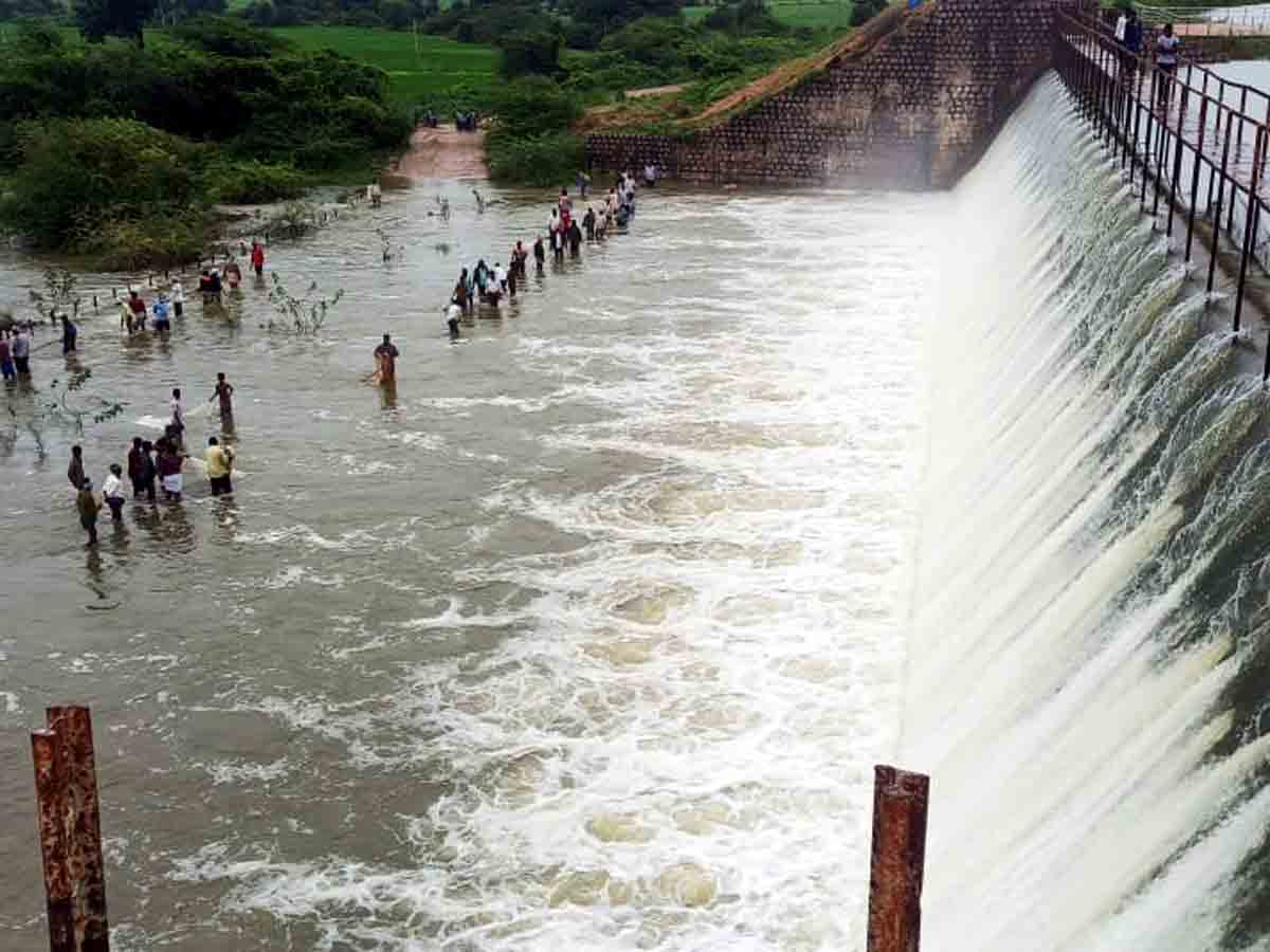 Vikarabad : జిల్లాలో ఉధృతంగా ప్రవహిస్తున్న వాగులు