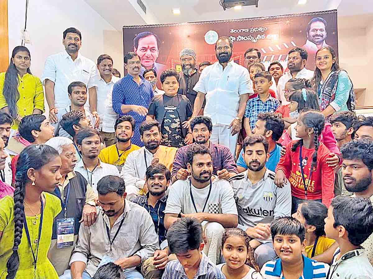 కవులు, కళాకారులను ప్రోత్సహిస్తాం