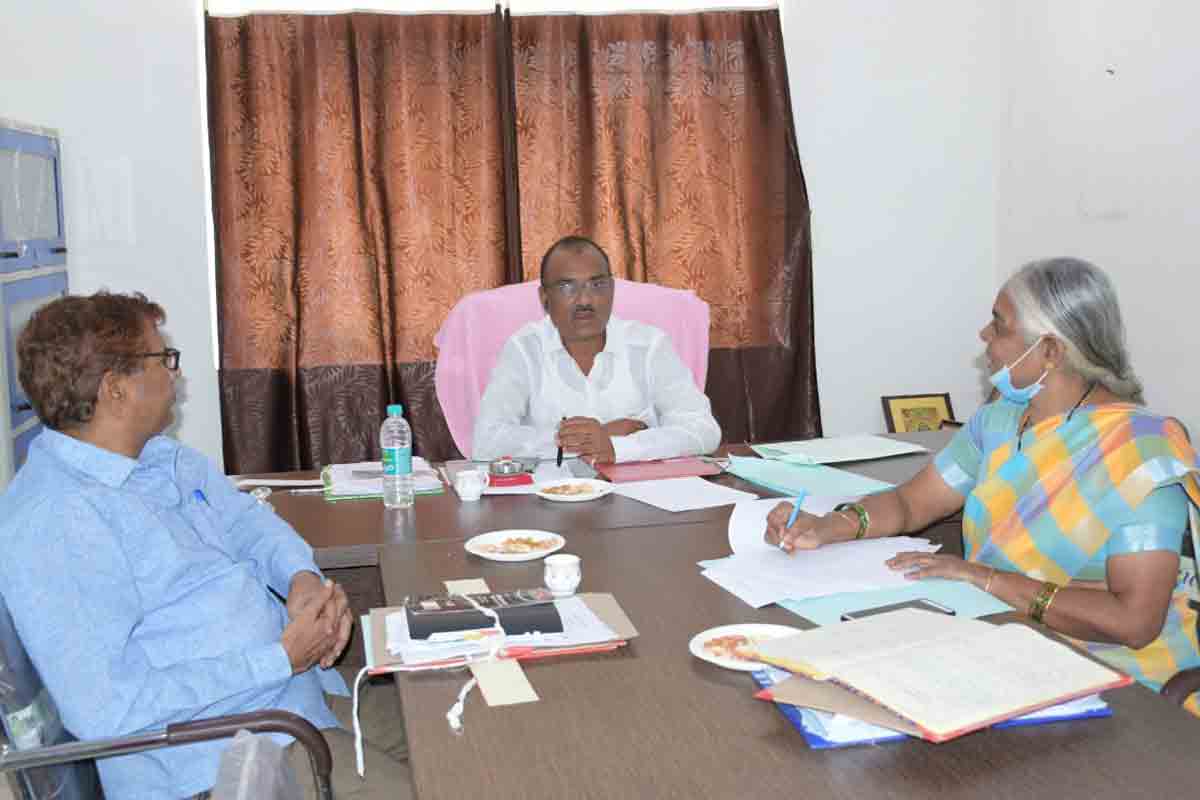 మంత్రి సహకారంతో జిల్లా గ్రంథాలయ అభివృద్ధికి కృషి