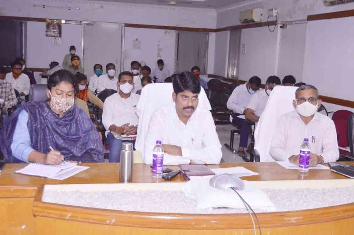 స్కూళ్లను తనిఖీ చేయాలి