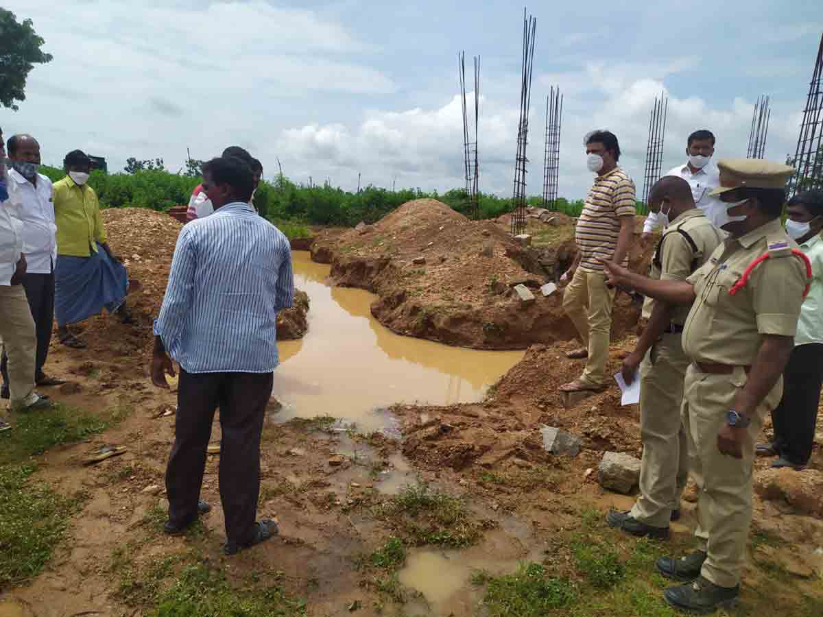 చిన్నారుల ప్రాణం తీసిన గుంత