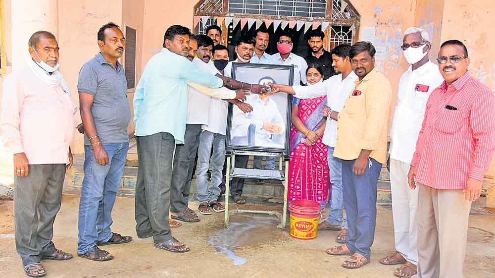 స్థానిక ప్రజాప్రతినిధుల వేతనోత్సాహం