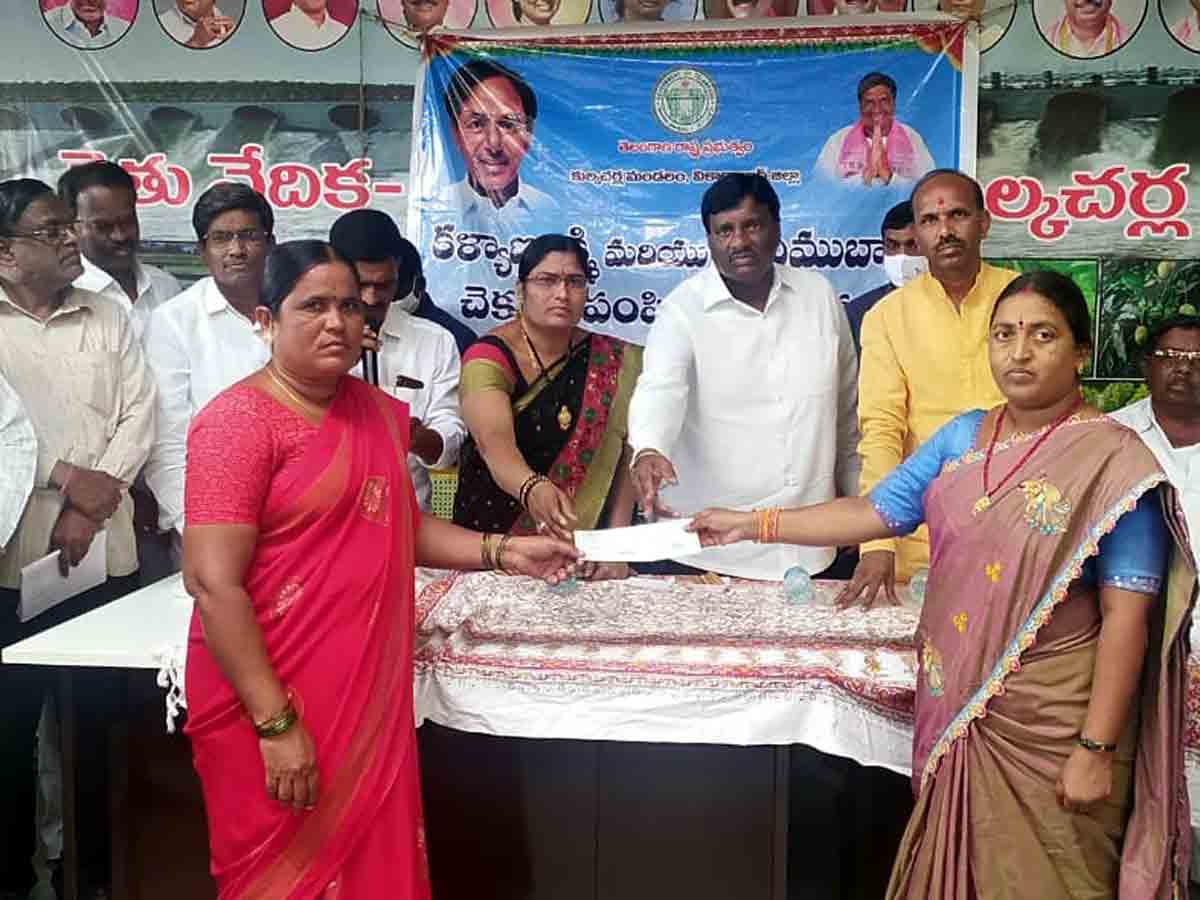 Vikarabad : కులకచర్లలో కల్యాణి లక్ష్మి చెక్కుల పంపిణీ