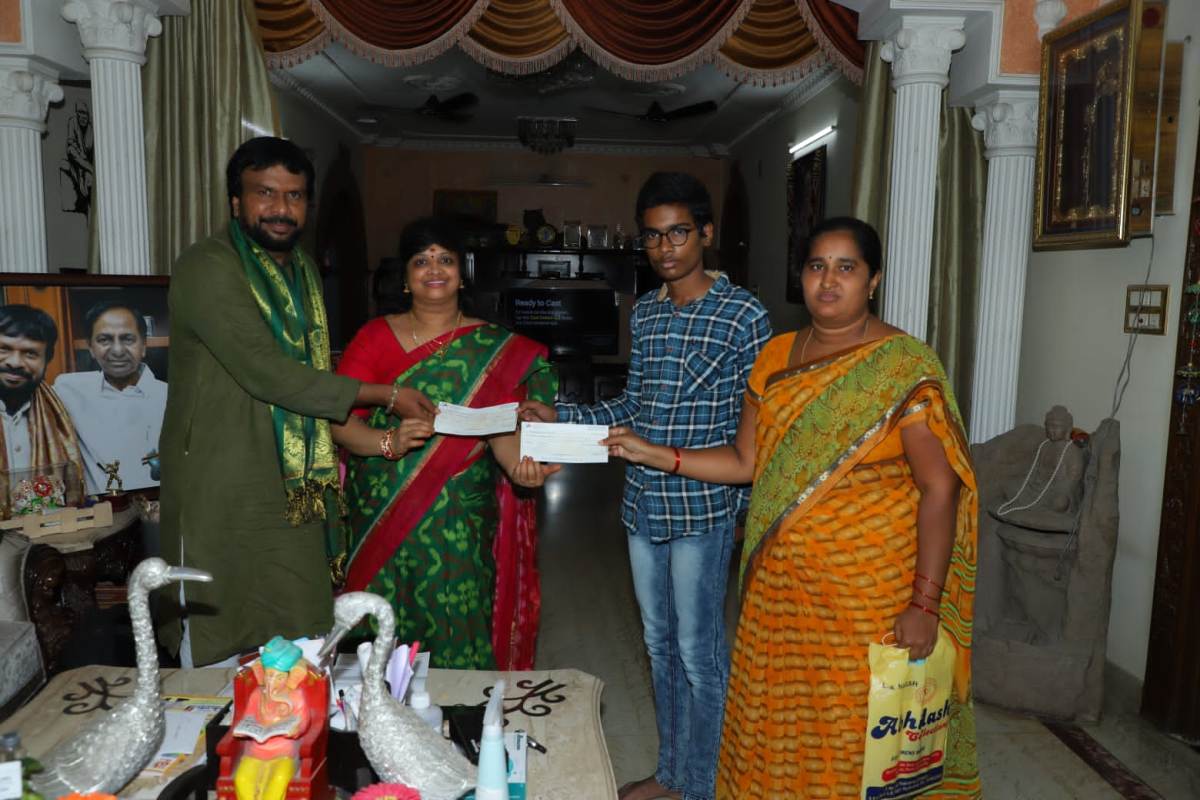 పేద విద్యార్థుల ఉన్నత చదువులకు చేయూత : ఉప్పల శ్రీనివాస్ గుప్తా